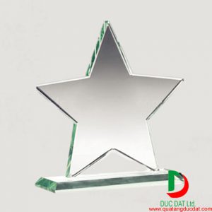 Kỷ niệm chương thủy tinh ngôi sao Giá rẻ
 
 
 
 	Kích thước 14x16x5 (cm), Sản phẩm được làm bằng thủy tinh dày 1cm hoặc