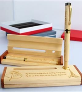 Công ty Quà Tặng Đức Đạt  chuyên cung cấp các loại quà tặng .Ngoài sản xuất trực tếp kỷ niệm chương Pha Lê